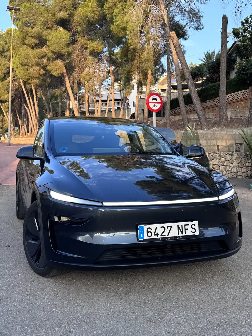 2025 Tesla Model Y, 19 500 km, Španielsko — foto 1