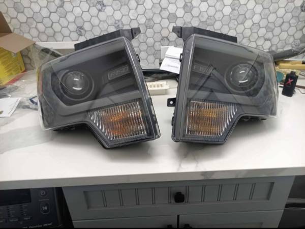 Genuine OE Ford HID projector světlomet removed from a 2014 F-150 SVT Raptor., dovoz USA — foto 1