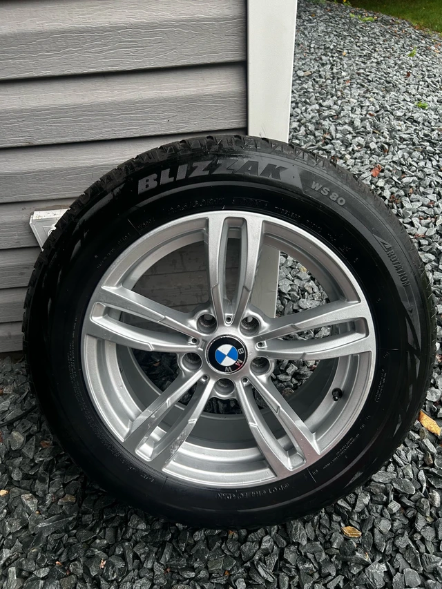 OE BMW winter rims and tires off of a 2017 BMW X3 225/60/17, dovoz Kanada — foto 1