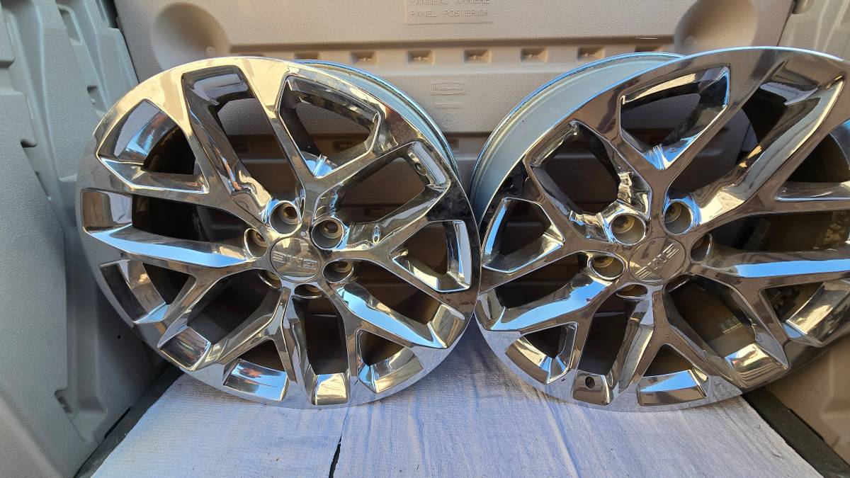 GMC Yukon XL Denali Snowflake Wheels 22", dovoz USA — foto 1 | AMECAR GMC Yukon XL Denali Snowflake Wheels 22", dovoz USA — foto 1