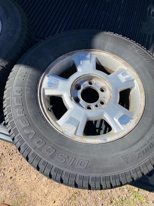 FOR SALE: 2009 Ford F-150 sada (4) 17” rims and winter tires, dovoz Kanada — foto 1