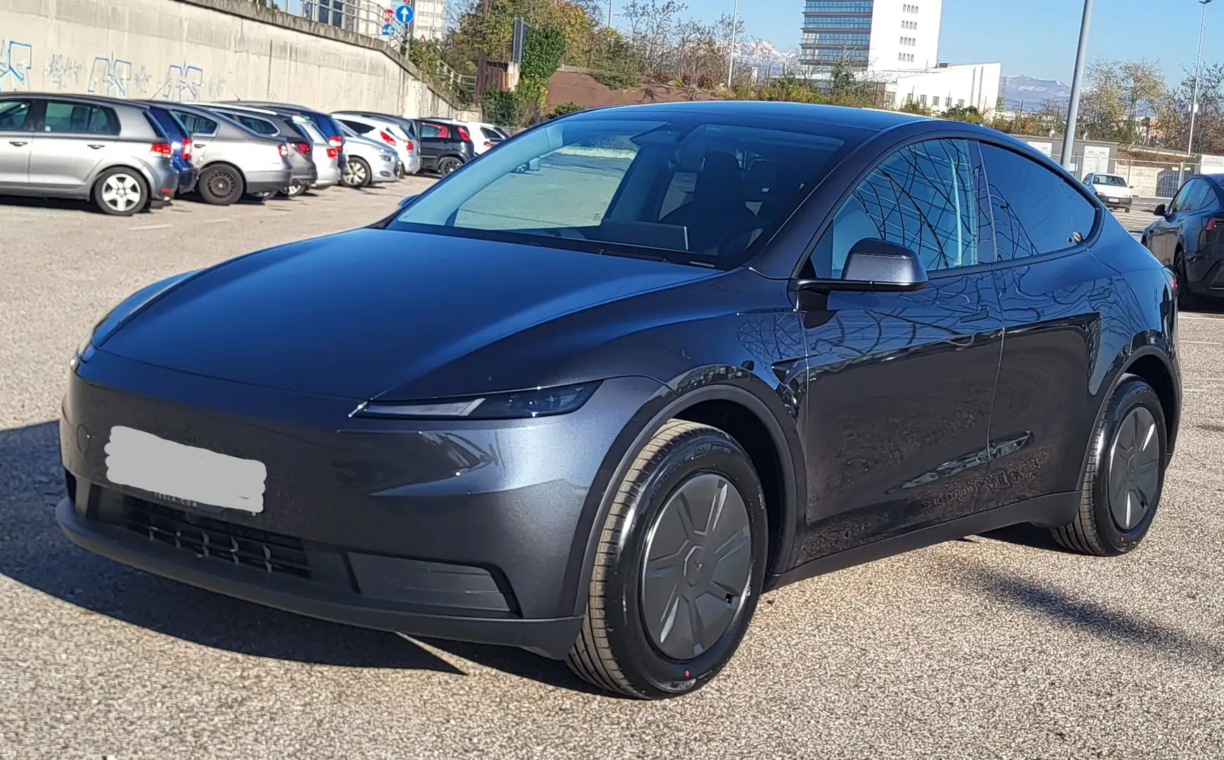 2025 Tesla Model Y, 15 800 km, Taliansko — foto 1
