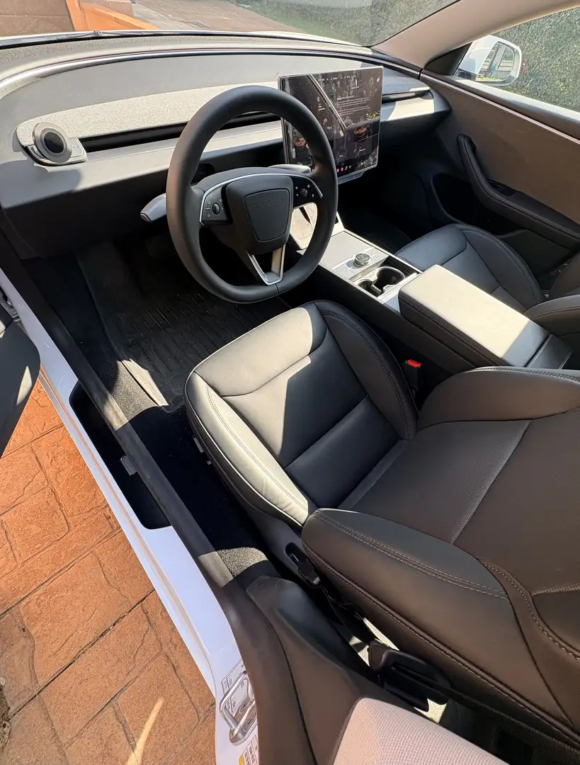 2025 Tesla Model 3, 12 300 km, Taliansko — foto 2 z 5
