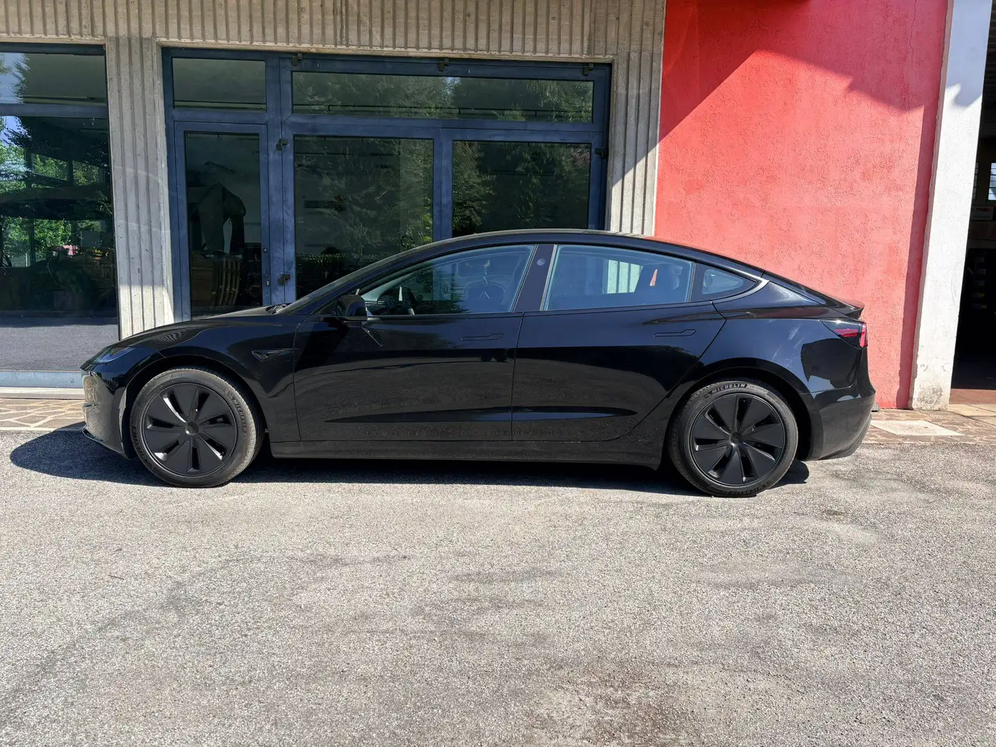 2025 Tesla Model 3, 25 000 km, Taliansko — foto 2 z 9