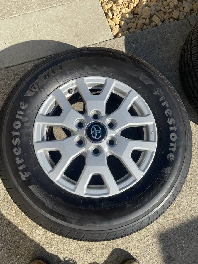Toyota Tacoma (2024) OE tires and wheels, dovoz USA — foto 1 | AMECAR Toyota Tacoma (2024) OE tires and wheels, dovoz USA — foto 1