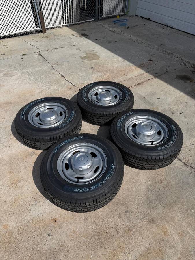 OE Ford F250Wheels (17-inch): Standard 17-inch steel wheels nový tire, dovoz USA — foto 1