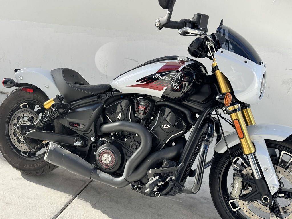 2025 Indian, biela, dovoz USA — foto 2 z 12