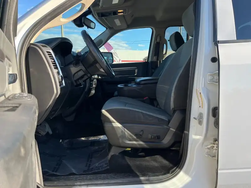 2023 RAM 1500 Classic, biela, 63 392 km, dovoz Kanada — foto 10 z 12