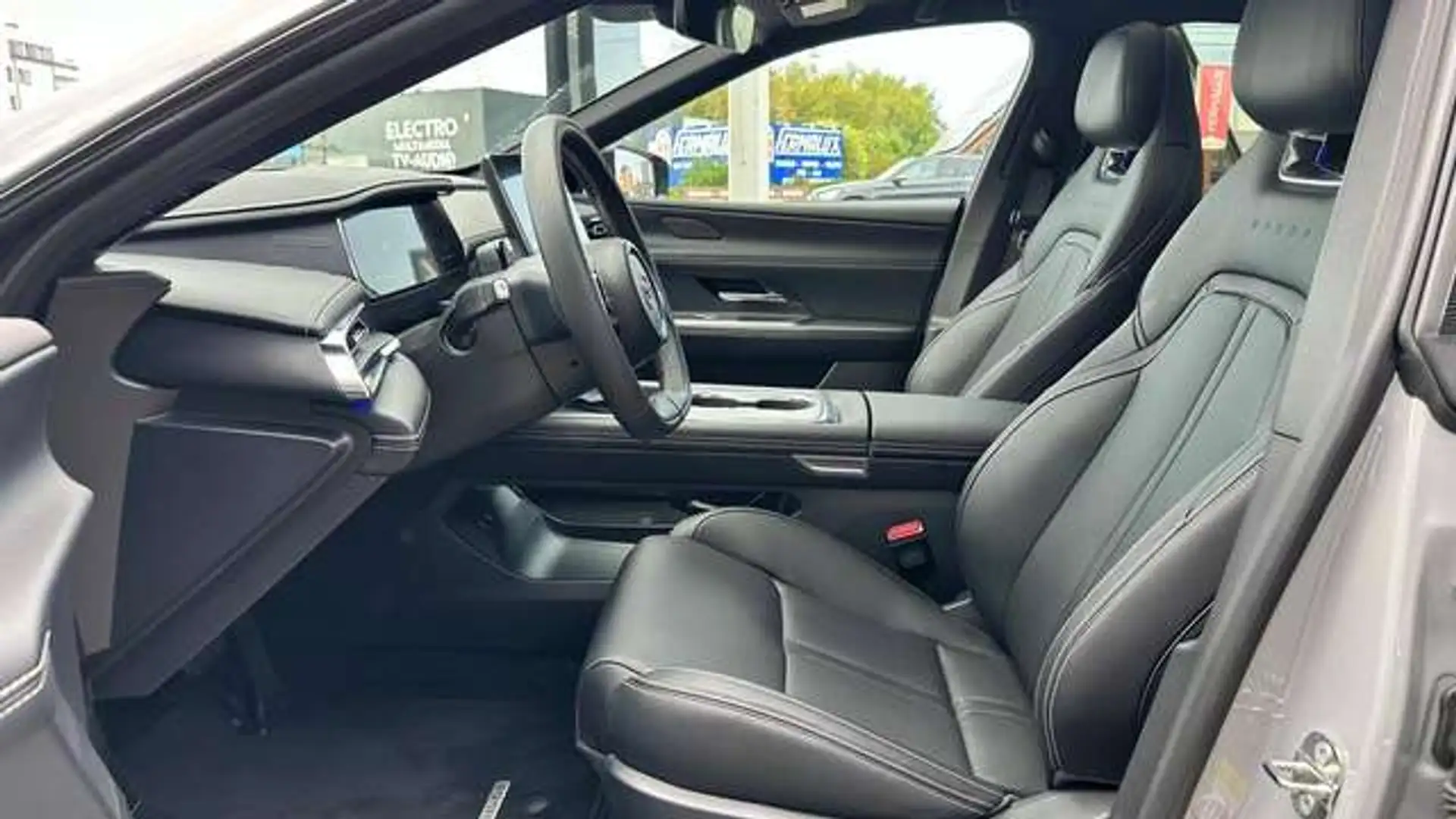 2026 Mazda 6e, 5 500 km, Francúzsko — foto 4 z 5