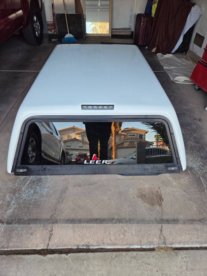 LEER 100R Camper Shell / Truck Topper – Chevy Colorado – $800 OBO CASH, dovoz USA — foto 1