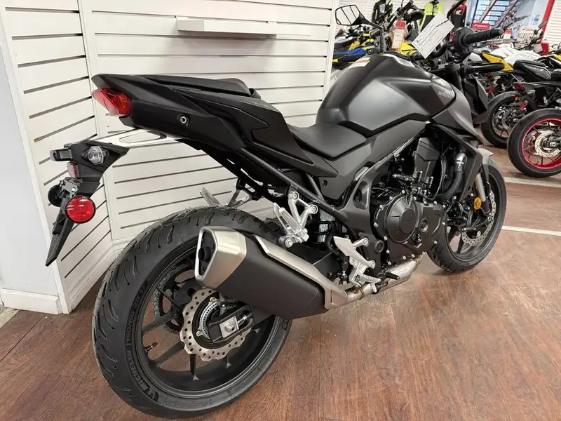 2025 Honda CB 750, dovoz Kanada — foto 4 z 8