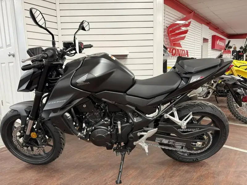 2025 Honda CB 750, dovoz Kanada — foto 5 z 8