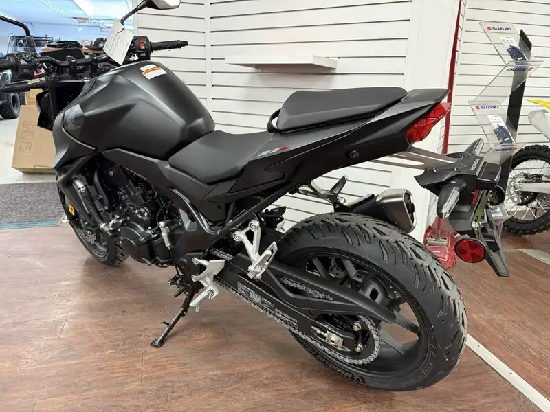 2025 Honda CB 750, dovoz Kanada — foto 6 z 8