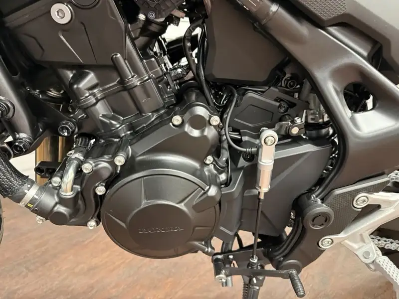 2025 Honda CB 750, dovoz Kanada — foto 8 z 8