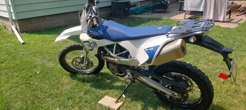 2019 Husqvarna 701 Enduro Pristine Condition, biela, 7 649 km, dovoz Kanada — foto 1