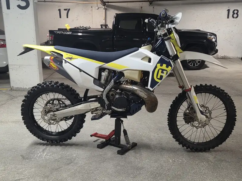 2023 Husqvarna Unspecified Enduro, 2 609 km, dovoz Kanada — foto 1