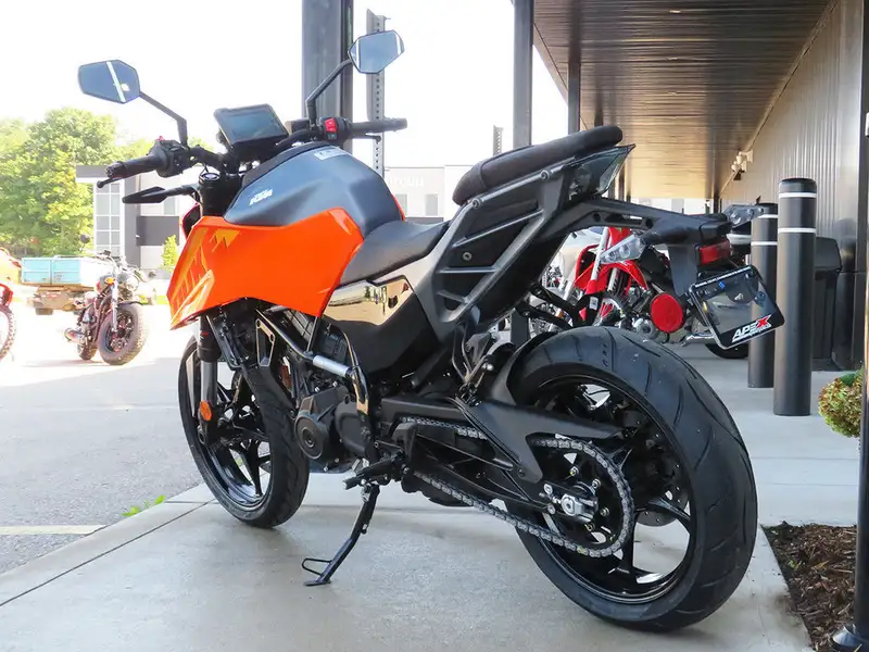 2024 KTM 250 Duke, oranžová, 0 km, dovoz Kanada — foto 5 z 12