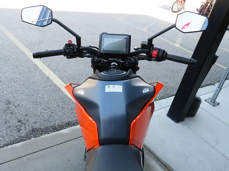 2024 KTM 250 Duke, oranžová, 0 km, dovoz Kanada — foto 6 z 12
