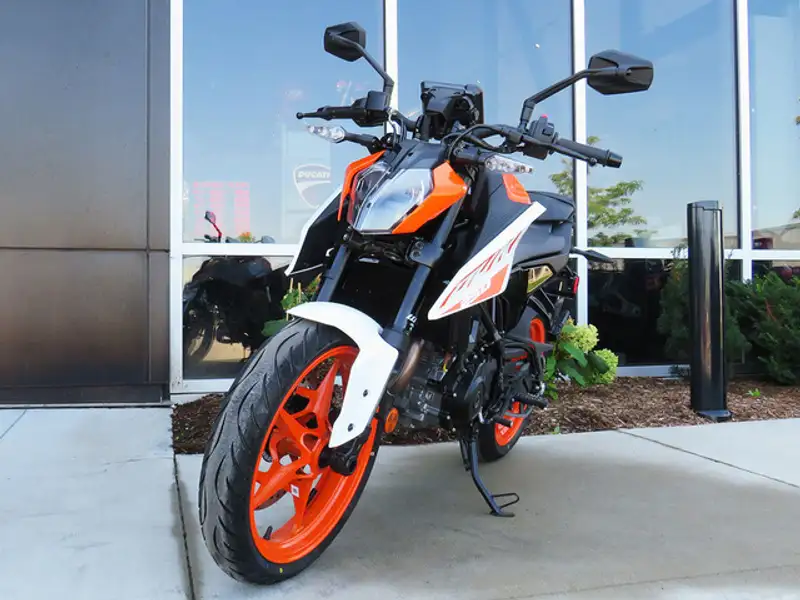 2024 KTM 250 Duke, biela, 0 km, dovoz Kanada — foto 3 z 12