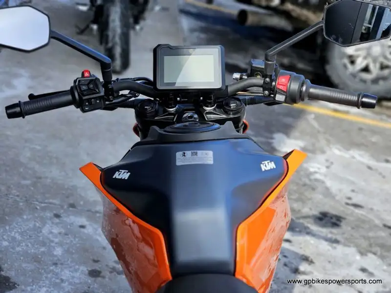 2024 KTM Duke 250, oranžová, 0 km, dovoz Kanada — foto 11 z 12