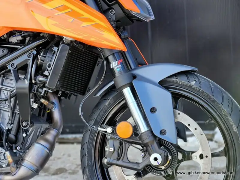 2024 KTM Duke 250, oranžová, 0 km, dovoz Kanada — foto 7 z 12