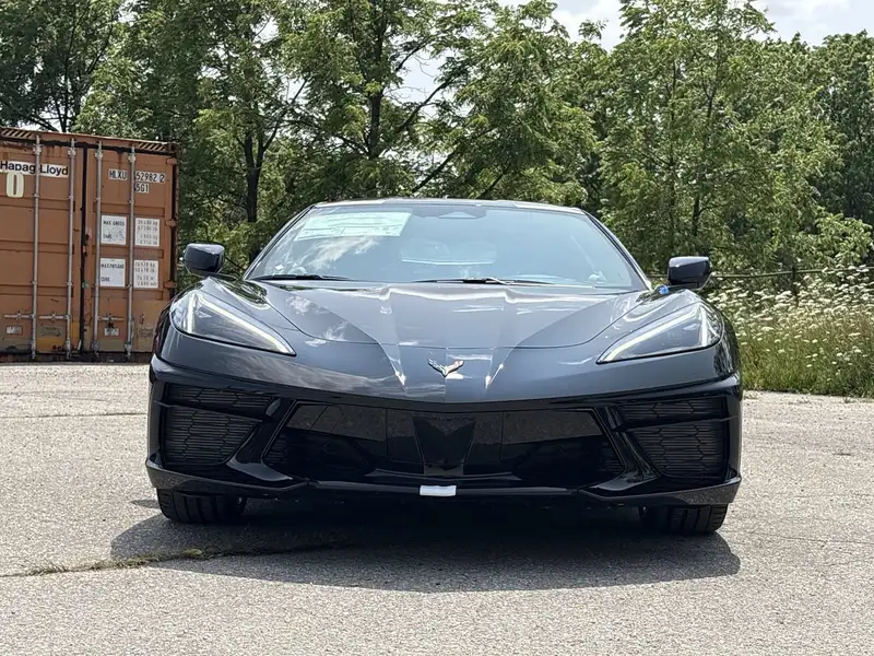 2027 Chevrolet Corvette 1LT STINGRAY, čierna, 3 km, dovoz Kanada — foto 3 z 12