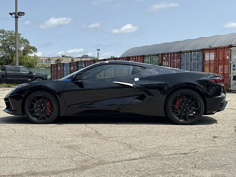 2027 Chevrolet Corvette 1LT STINGRAY, čierna, 3 km, dovoz Kanada — foto 5 z 12