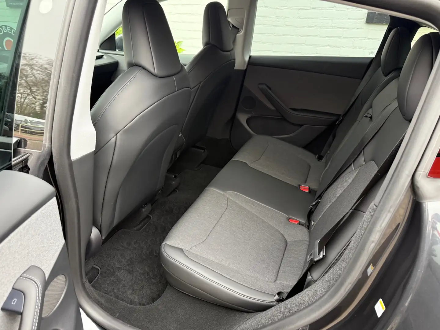 2026 Tesla Model Y, 7 000 km, Holandsko — foto 9 z 12