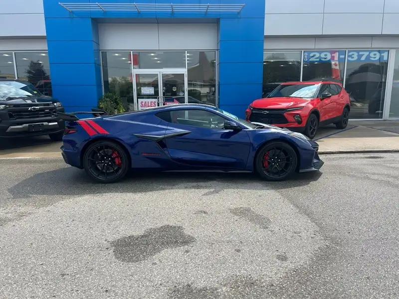 2027 Chevrolet Corvette 1LT, modrá, 4 km, dovoz Kanada — foto 3 z 11