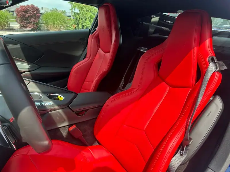 2027 Chevrolet Corvette 1LT, modrá, 4 km, dovoz Kanada — foto 8 z 11
