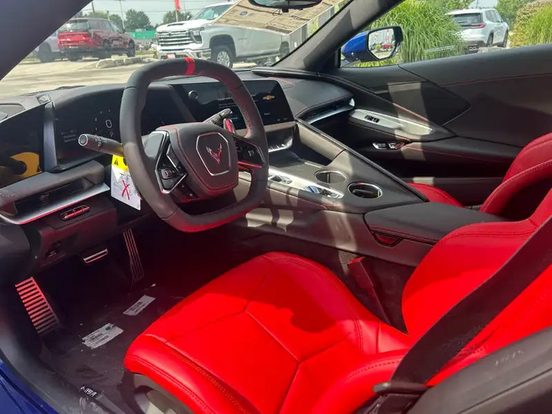 2027 Chevrolet Corvette 1LT, modrá, 4 km, dovoz Kanada — foto 9 z 11