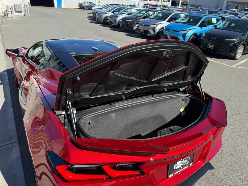 2027 Chevrolet Corvette 3LZ, červená, 1 km, dovoz Kanada — foto 10 z 12