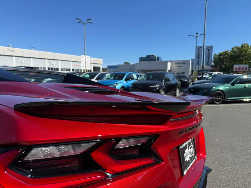 2027 Chevrolet Corvette 3LZ, červená, 1 km, dovoz Kanada — foto 8 z 12