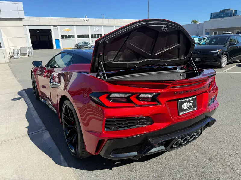 2027 Chevrolet Corvette 3LZ, červená, 1 km, dovoz Kanada — foto 9 z 12