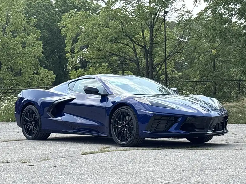 2027 Chevrolet Corvette 2LT STINGRAY, modrá, 4 km, dovoz Kanada — foto 10 z 12