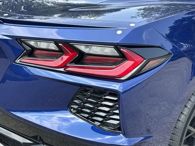 2027 Chevrolet Corvette 2LT STINGRAY, modrá, 4 km, dovoz Kanada — foto 12 z 12