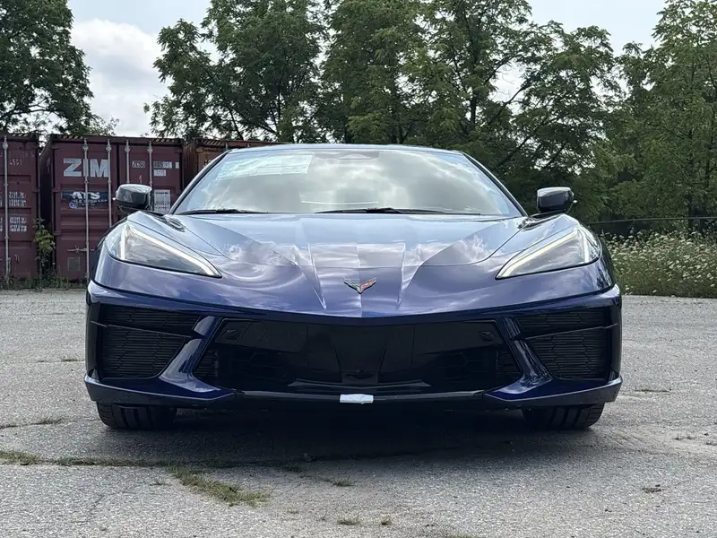 2027 Chevrolet Corvette 2LT STINGRAY, modrá, 4 km, dovoz Kanada — foto 3 z 12