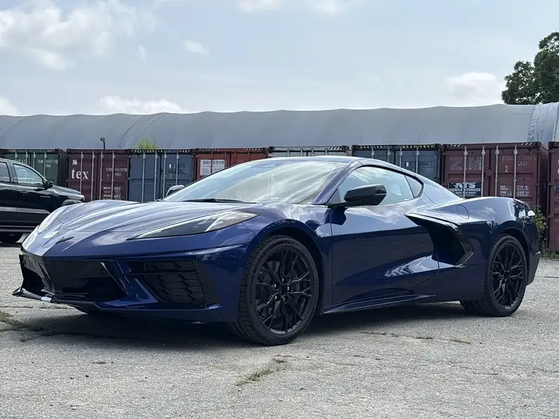 2027 Chevrolet Corvette 2LT STINGRAY, modrá, 4 km, dovoz Kanada — foto 4 z 12