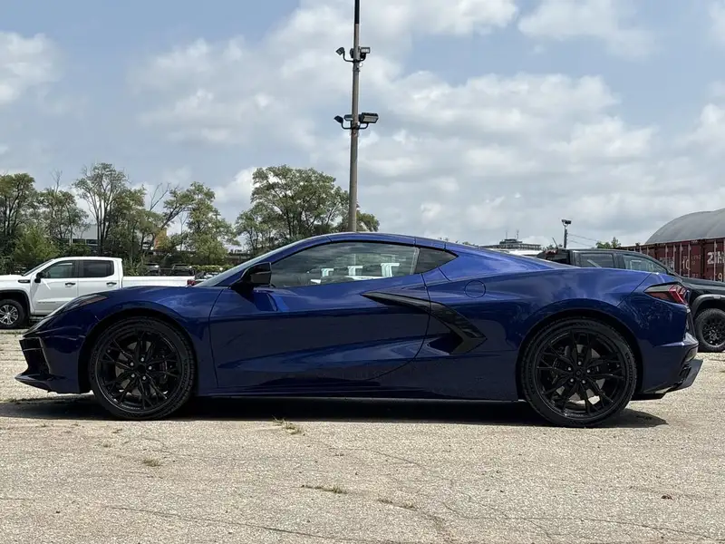 2027 Chevrolet Corvette 2LT STINGRAY, modrá, 4 km, dovoz Kanada — foto 5 z 12