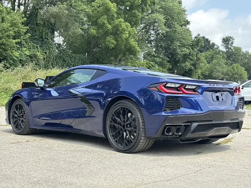 2027 Chevrolet Corvette 2LT STINGRAY, modrá, 4 km, dovoz Kanada — foto 6 z 12