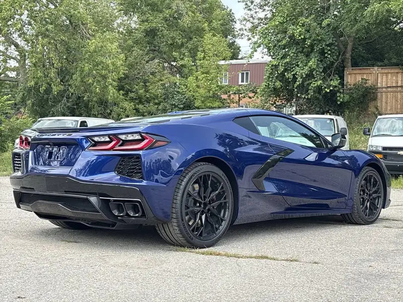 2027 Chevrolet Corvette 2LT STINGRAY, modrá, 4 km, dovoz Kanada — foto 8 z 12