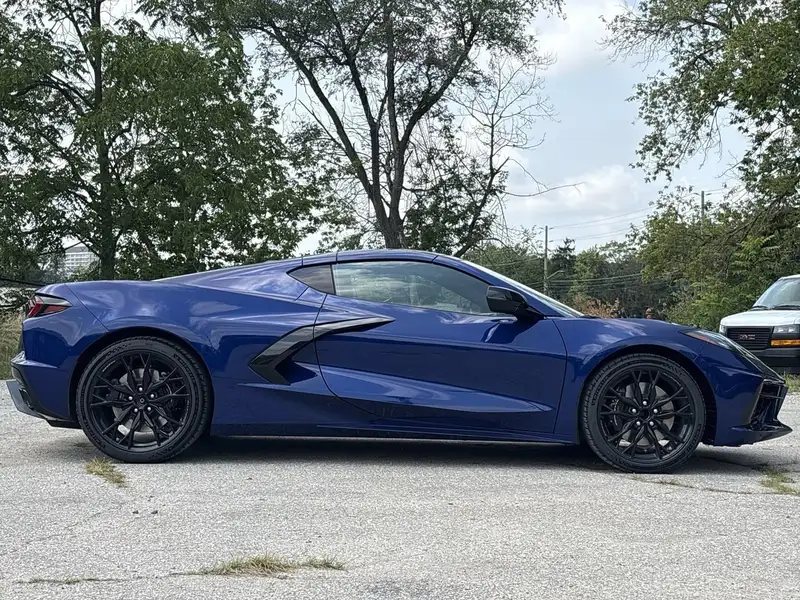 2027 Chevrolet Corvette 2LT STINGRAY, modrá, 4 km, dovoz Kanada — foto 9 z 12