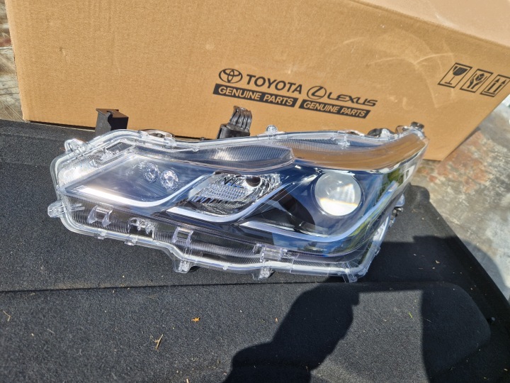 Toyota Corolla E210 E21 sedan světlomet ORG EU nový?, Skladom v EÚ — foto 1