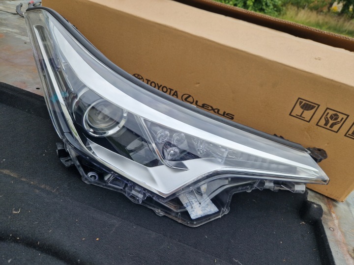 Toyota OE 81110-F4031-00 světlomet chr led, Skladom v EÚ — foto 1