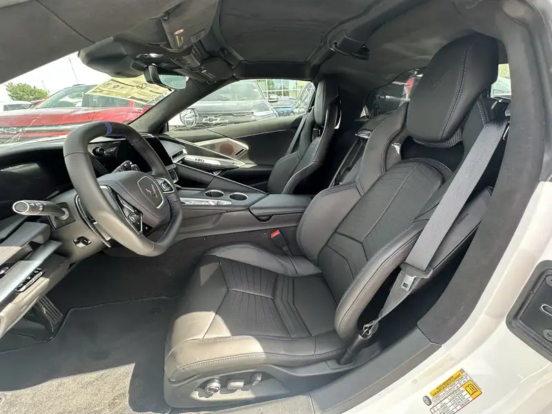 2027 Chevrolet Corvette 3LT, biela, 4 km, dovoz Kanada — foto 12 z 12
