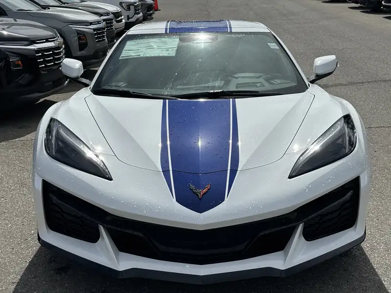 2027 Chevrolet Corvette 3LT, biela, 4 km, dovoz Kanada — foto 2 z 12