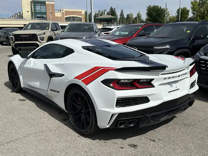 2027 Chevrolet Corvette 3LT, biela, 4 km, dovoz Kanada — foto 4 z 12