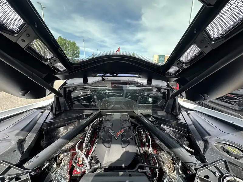 2027 Chevrolet Corvette 3LT, biela, 4 km, dovoz Kanada — foto 7 z 12