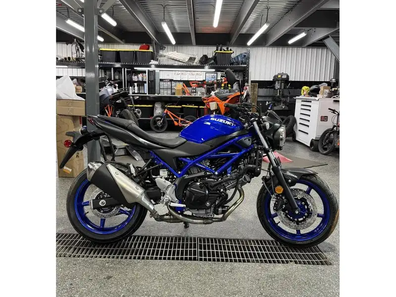 2025 Suzuki SV650A, modrá, dovoz Kanada — foto 1