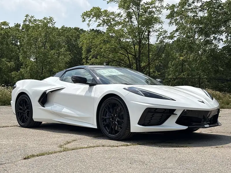 2027 Chevrolet Corvette 2LT STINGRAY, biela, 4 km, dovoz Kanada — foto 2 z 12